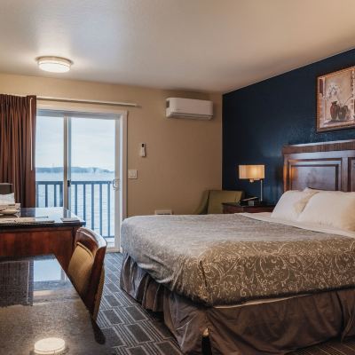 Deluxe Room, 1 King Bed, Balcony, Beach View Aladdin Motor Inn Promo Code