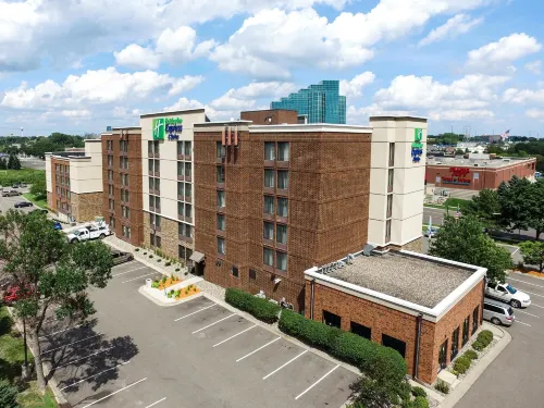 Holiday Inn Express & Suites BLOOMINGTON - MPLS ARPT AREA W by IHG