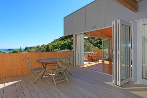 Barefoot Spirit - Stay WaihekeThree-Bedroom House