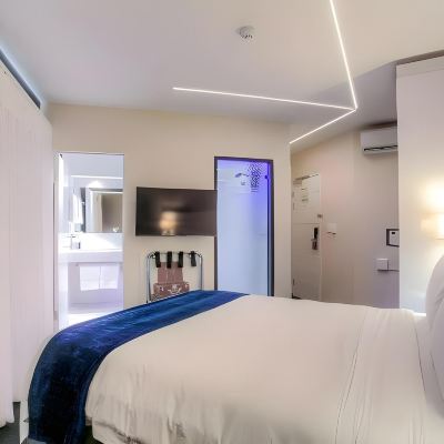 Standard Queen Room Signature Lux Hotel, by Onomo Promo Code