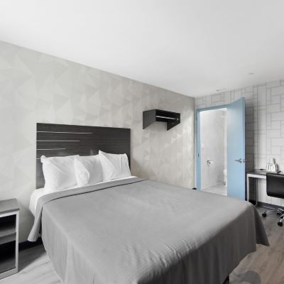 Deluxe Room Hotel 365 Bronx Promo Code