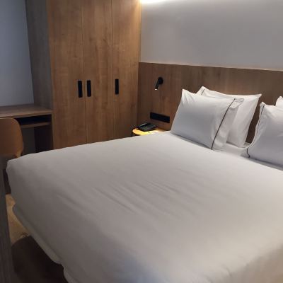 小型套房，1張特大床和1張梳化床，庭院景觀（314911601） 穆拉爾託阿帕圖套房飯店優惠