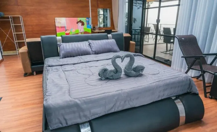 ห้องดีลักซ์ เตียงใหญ่ 1 เตียง