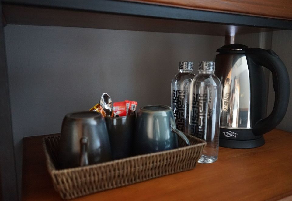 Quarter 09 BeachDeluxe King Room with Pool View