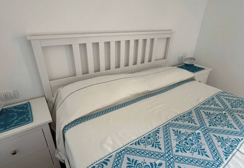 带阳台和花园景观的两卧室别墅