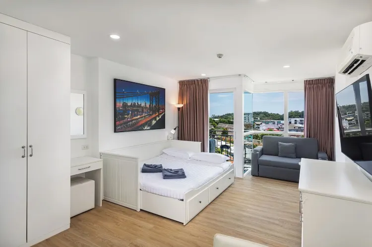 สตูดิโอมาตรฐานพร้อมระเบียงและวิวทะเลบางส่วน