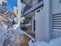 Private Ski Retreat in Avon: Eagle River Views! Hotele w: Eagle-Vail