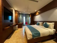 Raj Meridian Hotel di 