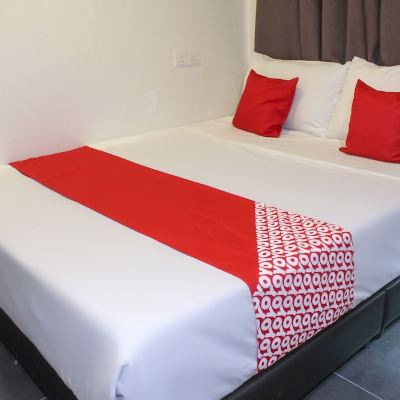 Bilik Deluxe Double Kupon OYO 90035 Star Hotel