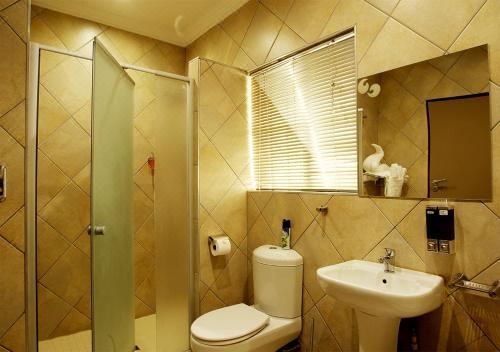 Rekky Signature Guesthouse Queen Room with Pool View