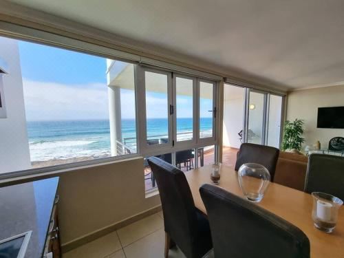 Ballito Chakas Cove 2 Bedroom Beachfront Gem! Apartment