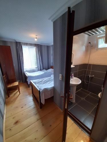 House Mon Amie Twin Room with Bathroom