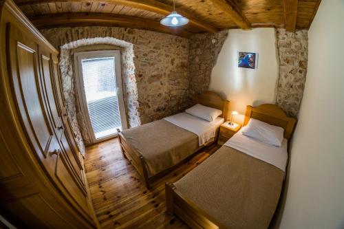 带阳台和海景的两卧室公寓