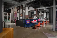 Aloft Shenandoah Woodlands Area