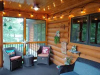 Cozy Lakefront Log Home. Hot Tub, Kayak, Yard Toys, Game Room. Pontoon for Rent.