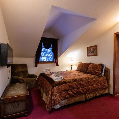 Deluxe Queen Room 7 Gables Inn & Suites Promo Code