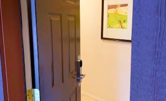 Canyon Plaza Premier Studios and Apts - Housity