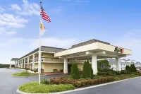 Super 8 by Wyndham Calhoun Hotels in 