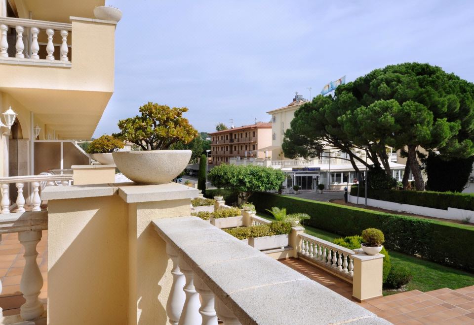 带阳台的小型套房