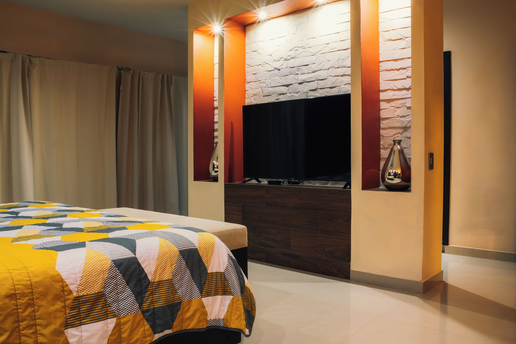 蜜月套房， 1 张特大床， 热水浴缸， 塔楼