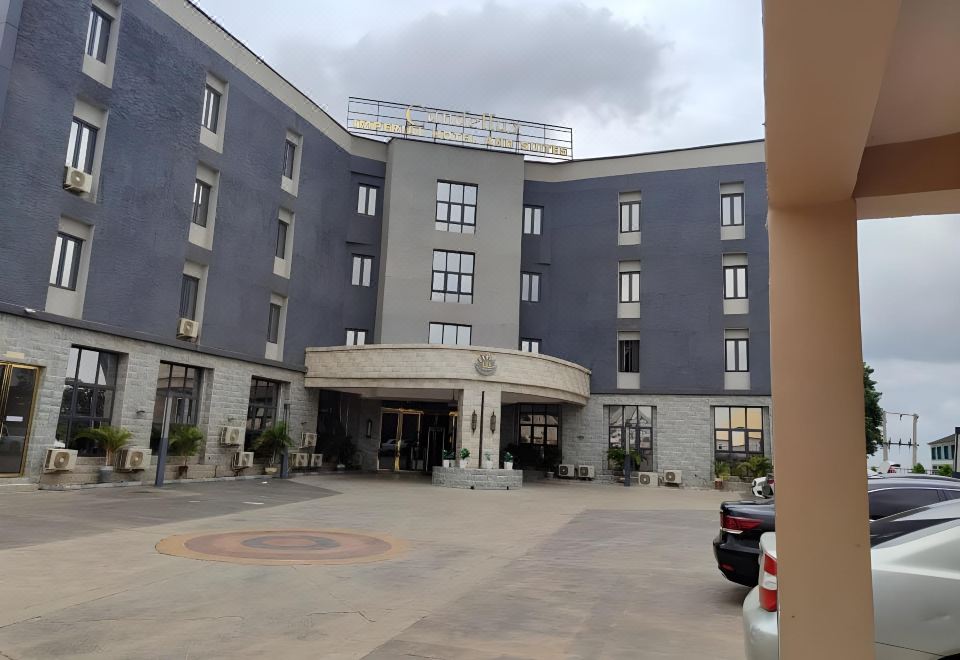 Candellux Imperial Hotel and Suites - Housity