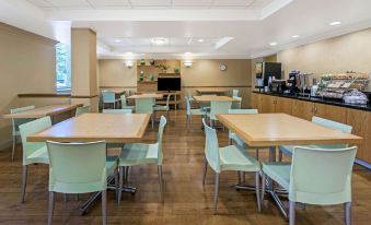 La Quinta Inn & Suites by Wyndham West Palm Beach Airport