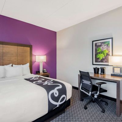 Queen Room-Non-Smoking La Quinta by Wyndham Baltimore BWI Airport Promo Code