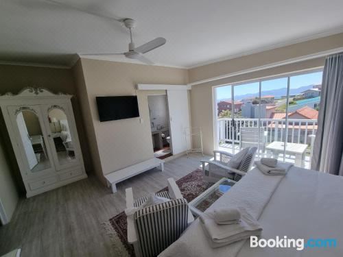 带阳台和海景的豪华双人房