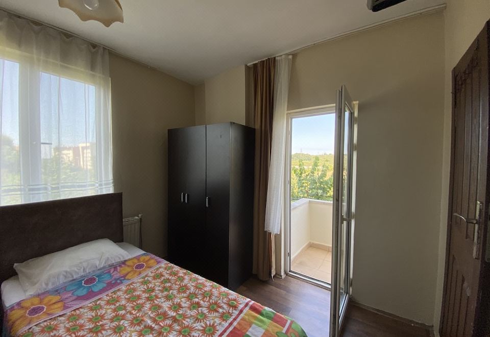 兩張單人床的一室公寓