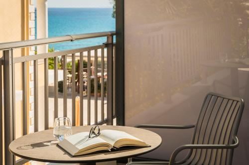 侧面海景豪华双人房