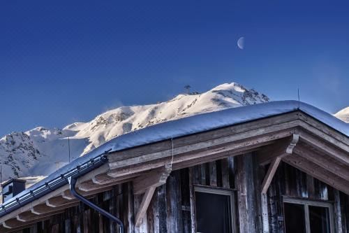 带阳台的两卧室公寓