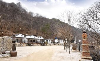 Gapyeong Hwaaksan Creek Crossing Pension