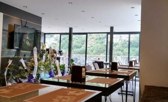 Black Lake Hotel - Housity