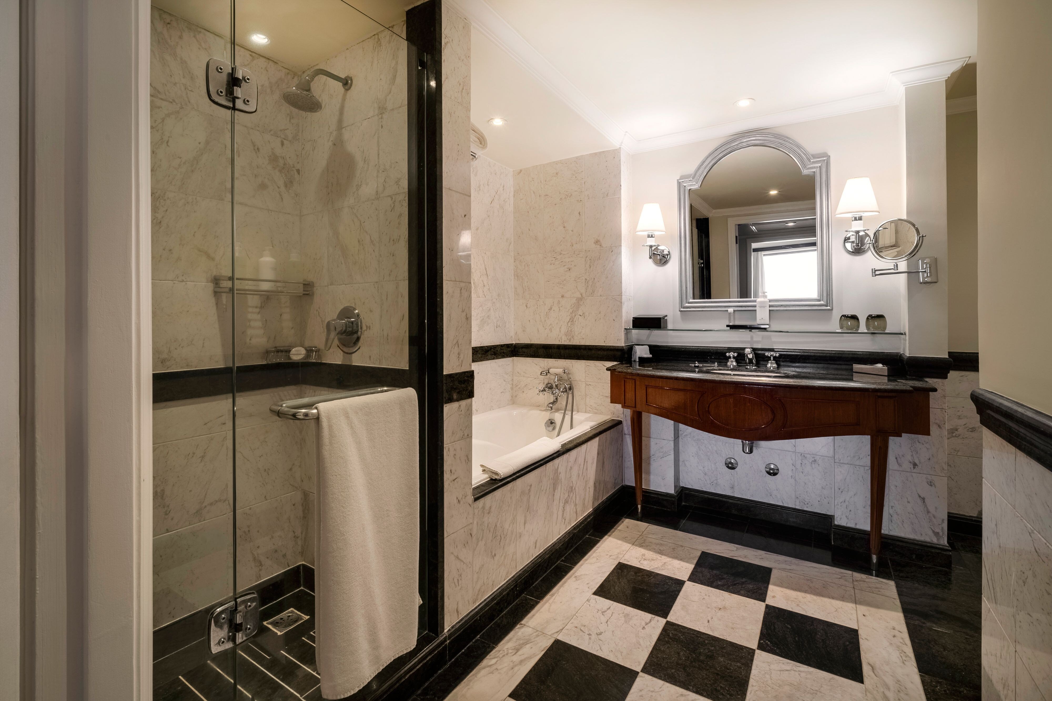 海景特大床套房 - 带梳化床 - 可前往行政酒廊