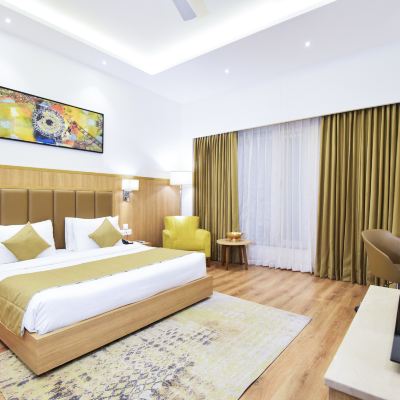 Deluxe Room, 1 King Bed, Non Smoking SureStay Hotel by Best Western Heritage Walk Promo Code