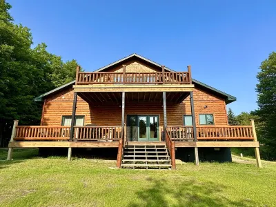 4bd/5ba Luxe Log Cabin - Sunset View of Torch Lake, Hiking Trails, Premier Golf Hotels in 