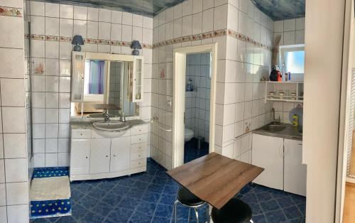 标准三人一室公寓