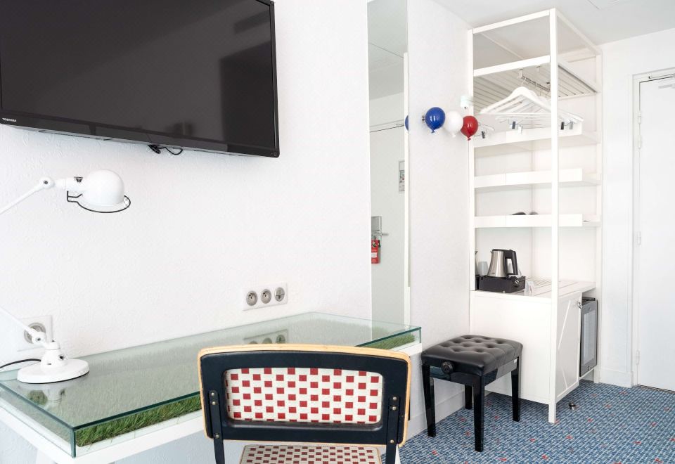 Superior Room With Twin Beds-Complimentary Soft Minibar, Courtesy Tray, Digital Press, Fitness, Sauna