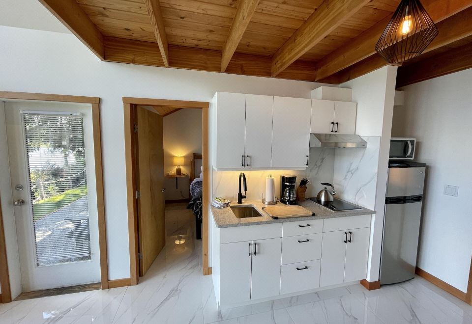 Private Oceanfront Cabin with Hot Tub - Doc Holiday CabinHouse (Hot Tub&Waterfront/Doc Holiday Ca)