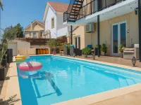 Modern room Sea View in villa with private pool Hotele w: Oroklini