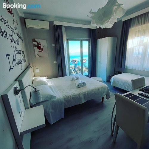 带阳台的标准三人间，享有海景