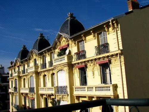 一室公寓 - 带阳台和城市景观