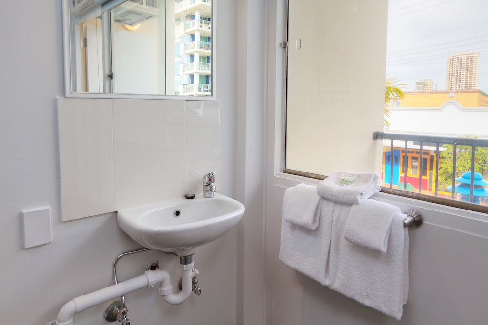 经济两张上下铺房（带公共浴室）