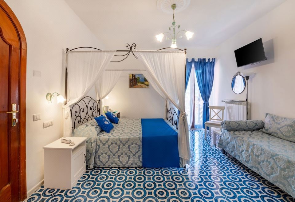 Deluxe Double or Twin Room with Partial Sea View