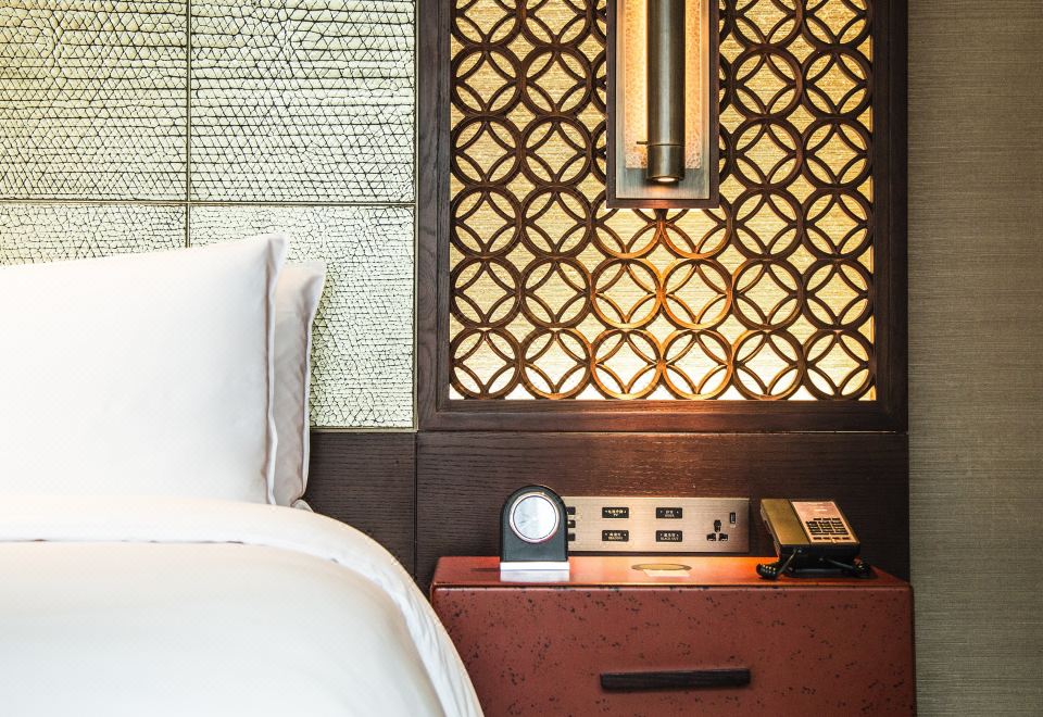 豪華園景客房-特大床