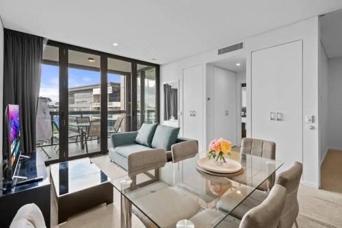 Elegant Urban Hideaway - Private Luxury Residential Apartment, Walk to South Bank & Free Carpark Two-Bedroom Apartment