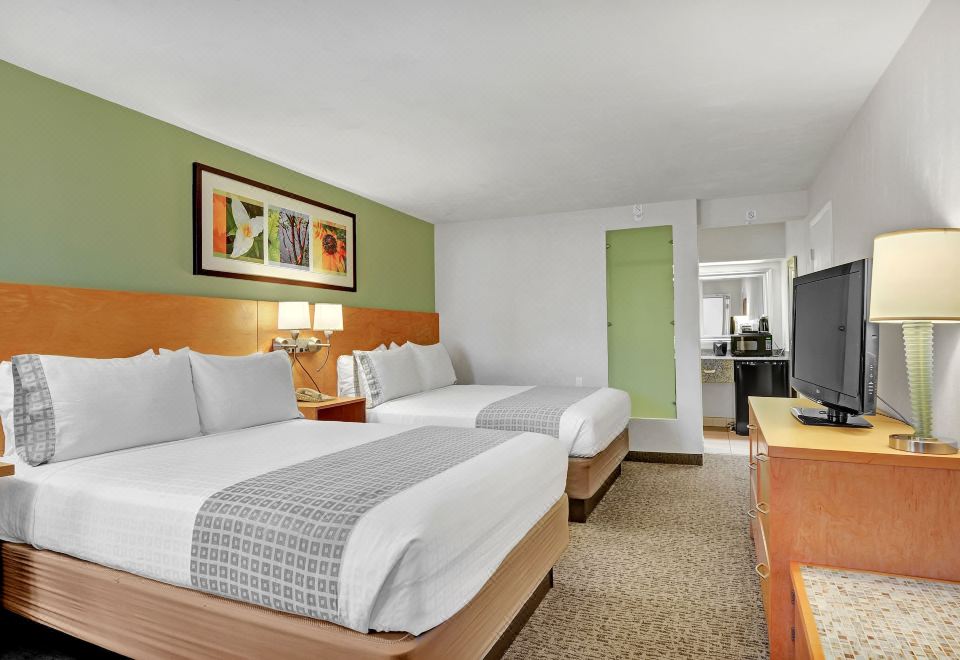 房间，带2张大床，微波炉和冰箱，工作桌，Wi-Fi，禁烟