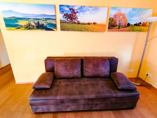 带阳台的标准两居室公寓