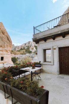 Divan Cave House