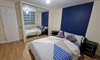 Heathrow Windsor Rooms with Shared Bath, Kitchen and Free Parking